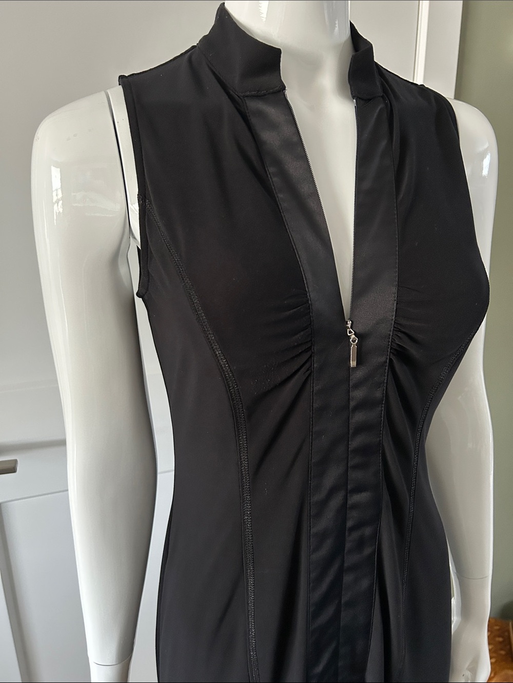 Tristan & Iseut Black High-Fashion Zip-Front Dress | S–M - Picture 4 of 15